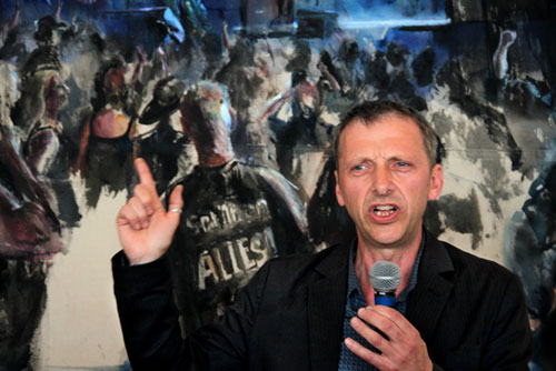 Kunstenaar van het jaar 2011 Sam Drukker tijdens de presentatie van het schilderij ban Normaal dat hij in opdracht van de Torenstad groep in Zutphen maakte