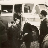 Bert van Schuijlenburg (met baret) ontvangt de nieuwe bewoners (1956)
