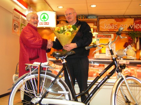 Mevr. G. de Keyzer uit Hummelo wint nieuwe fiets in 'Spar fietsenactie'. Gepubliceerd in Weekblad Contact (11 april 2006)