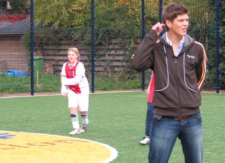 Klaas-Jan Huntelaar tijdens opnamen promotiefilm voor de gemeente Bronckhorst op het Cruyff Court ´Klaas-Jan Huntelaar Veld´ in Hummelo