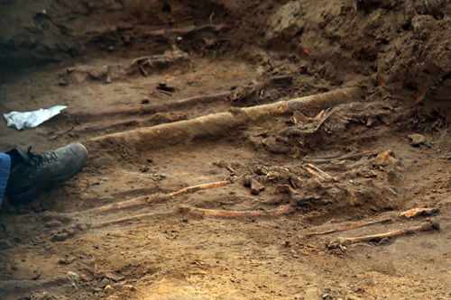 Eeuwenoude skeletten gevonden in de Dorpsstraat in Hummelo