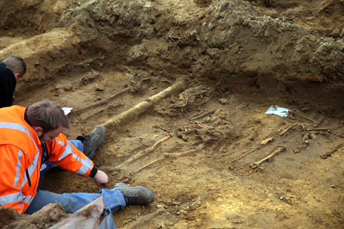 Eeuwenoude skeletten gevonden in de Dorpsstraat in Hummelo