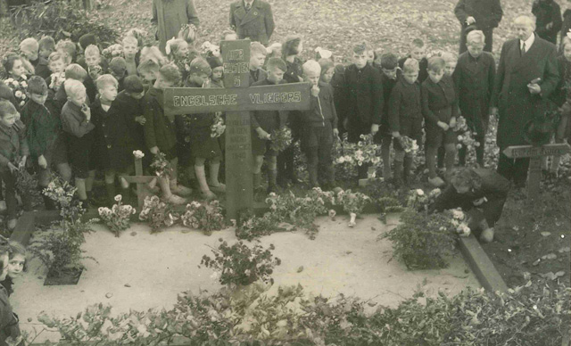 Graf Engelsche vliegers hummelo. Bijschrift: The children have laid down their bundles of flowers