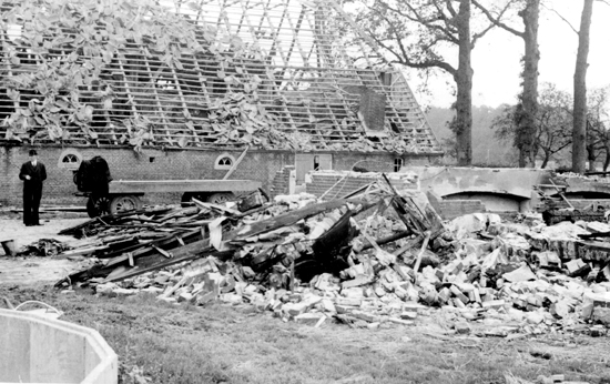 Boerderij De Stokhorst na de bominslag (13-14 juli 1942)