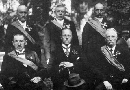 Van links naar rechts, staande: de heren Jacobs, E. Jansen en A. Groot Roessink. Zittend de heren Klokman, burgemeester Cordes en Weijkamp.