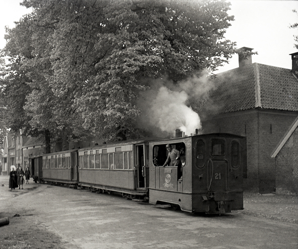 ZE reizigerstram met loc 21 'Middachten' op 21 mei 1944 (Collectie Rinus Rabeling)